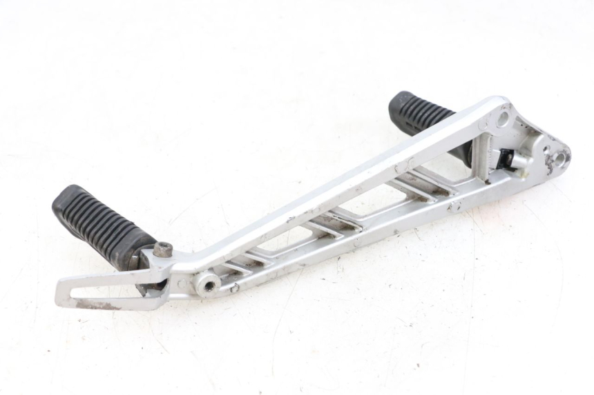 photo de FRONT LEFT FOOTREST MOUNT HYOSUNG GF 125 (2001 - 2005)