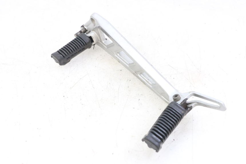 photo de FRONT LEFT FOOTREST MOUNT HYOSUNG GF 125 (2001 - 2005)