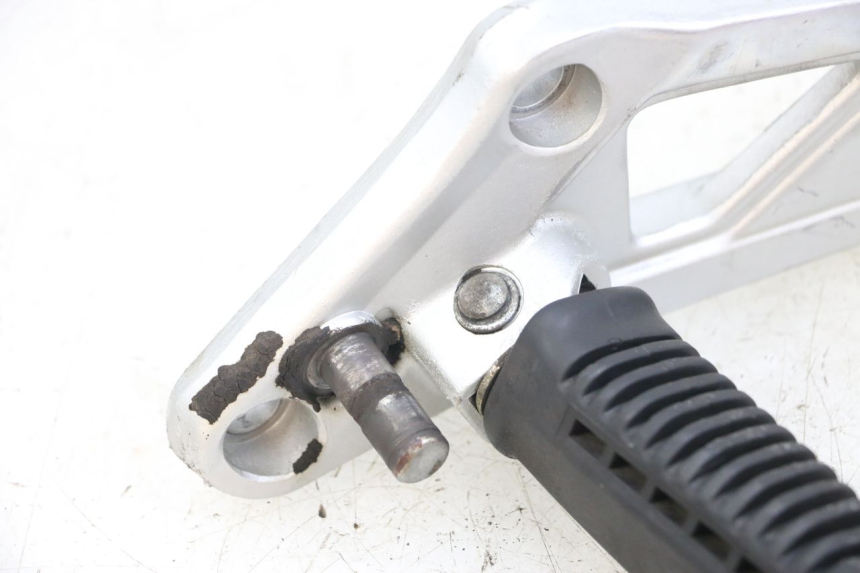 photo de FRONT LEFT FOOTREST MOUNT HYOSUNG GF 125 (2001 - 2005)