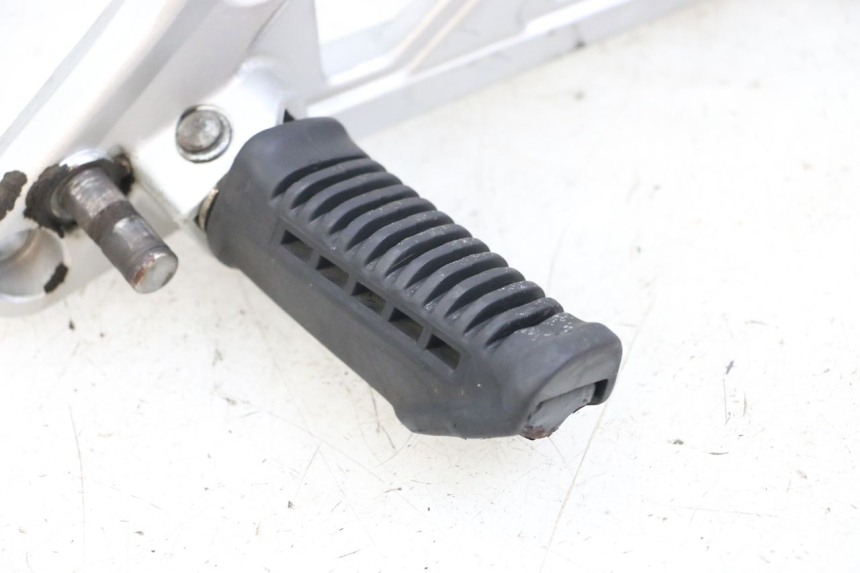 photo de FRONT LEFT FOOTREST MOUNT HYOSUNG GF 125 (2001 - 2005)