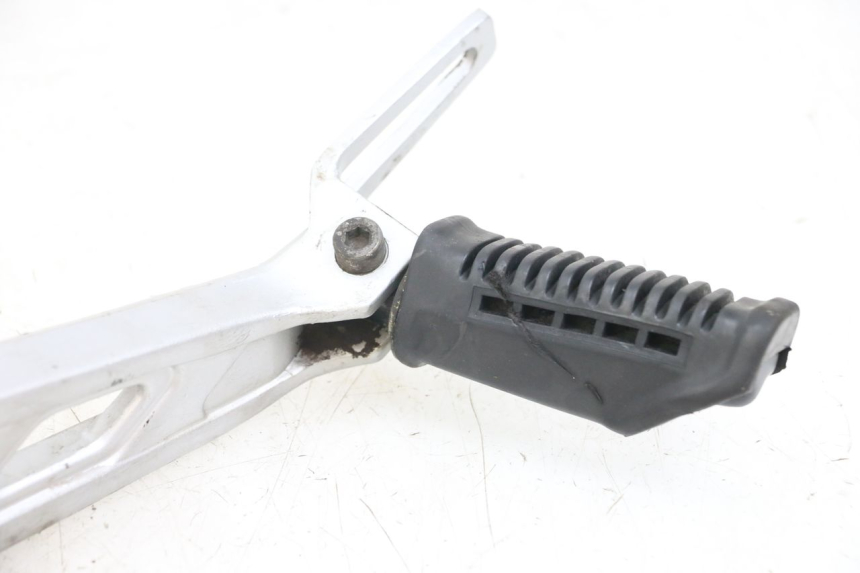 photo de FRONT LEFT FOOTREST MOUNT HYOSUNG GF 125 (2001 - 2005)