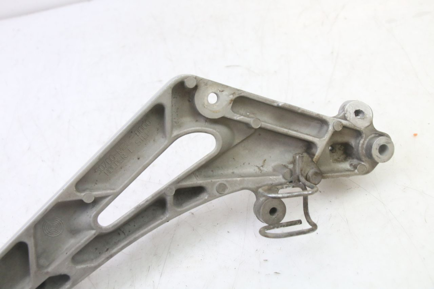 photo de FRONT LEFT FOOTREST MOUNT HONDA NTV DEAUVILLE 650 (2001 - 2006)