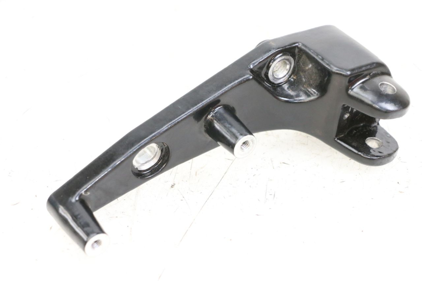 photo de FRONT LEFT FOOTREST MOUNT ROYAL ENFIELD CONTINENTAL GT 650 (2019 - 2024)