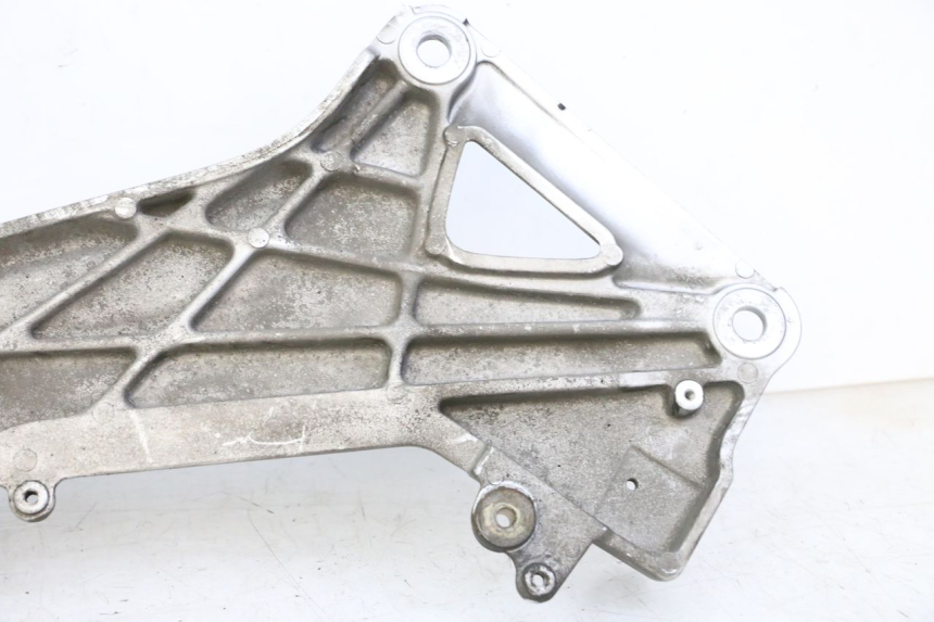 photo de FRONT LEFT FOOTREST MOUNT HONDA ST PAN EUROPEAN 1300 (2002 - 2013)