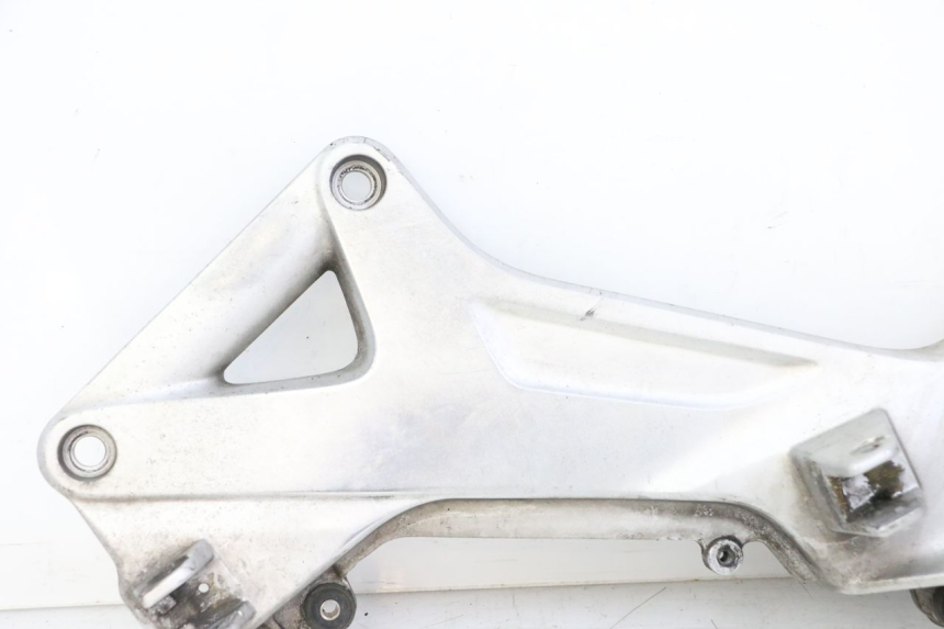 photo de FRONT LEFT FOOTREST MOUNT HONDA ST PAN EUROPEAN 1300 (2002 - 2013)