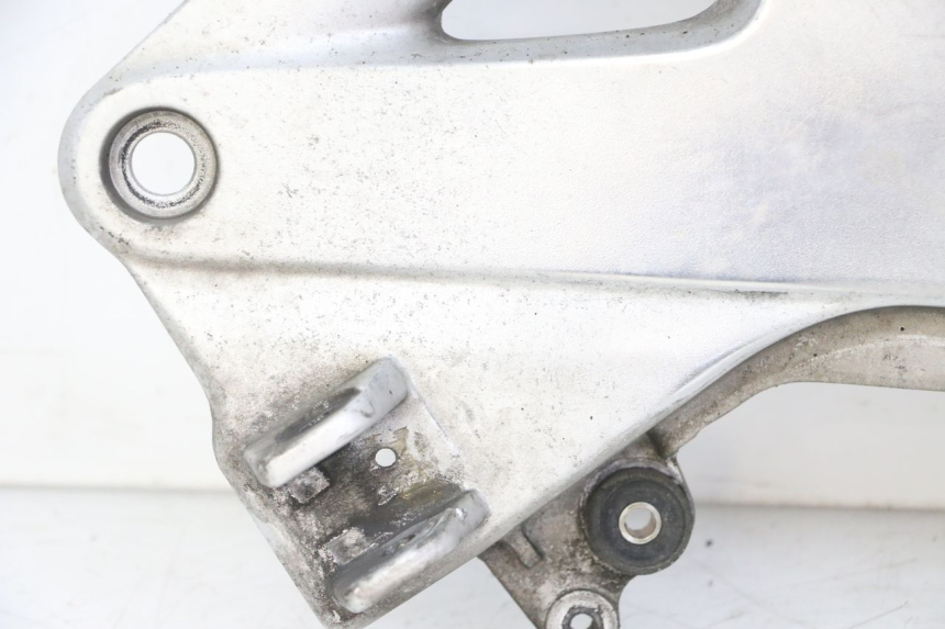 photo de FRONT LEFT FOOTREST MOUNT HONDA ST PAN EUROPEAN 1300 (2002 - 2013)