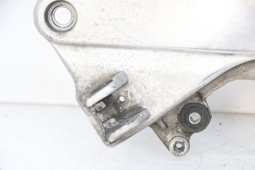 photo de FRONT LEFT FOOTREST MOUNT HONDA ST PAN EUROPEAN 1300 (2002 - 2013)