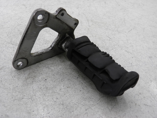 photo de FRONT LEFT FOOTREST MOUNT SUZUKI GS GSE 500 (2001 - 2003)