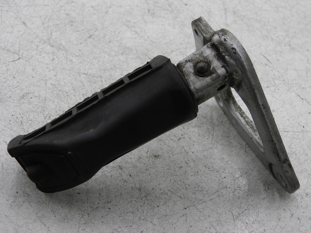 photo de FRONT LEFT FOOTREST MOUNT SUZUKI GS GSE 500 (2001 - 2003)