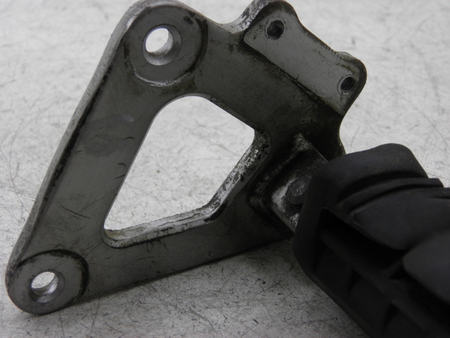 photo de FRONT LEFT FOOTREST MOUNT SUZUKI GS GSE 500 (2001 - 2003)