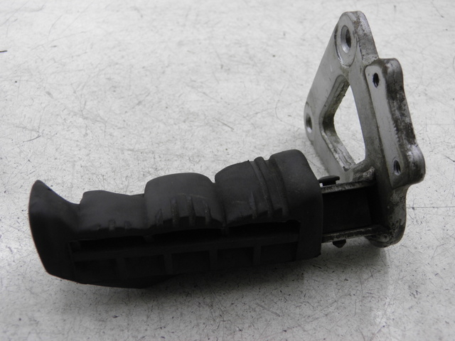 photo de FRONT LEFT FOOTREST MOUNT SUZUKI GS GSE 500 (2001 - 2003)