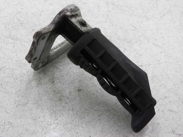 photo de FRONT LEFT FOOTREST MOUNT SUZUKI GS GSE 500 (2001 - 2003)