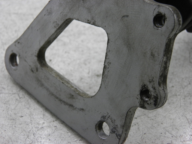 photo de FRONT LEFT FOOTREST MOUNT SUZUKI GS GSE 500 (2001 - 2003)