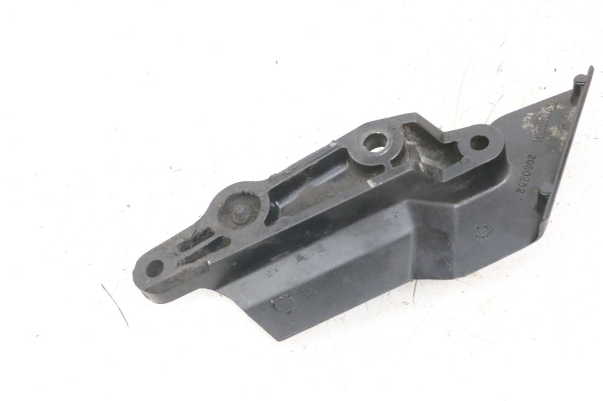 photo de LEFT FRONT FOOTREST BRACKET TRIUMPH SPEED TRIPLE T301 900 (1994 - 1996)