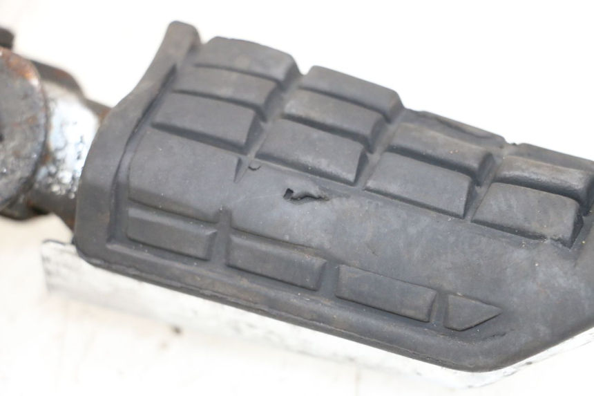 photo de FRONT LEFT FOOTREST MOUNT YAMAHA XJ F 900 (1983 - 1994)