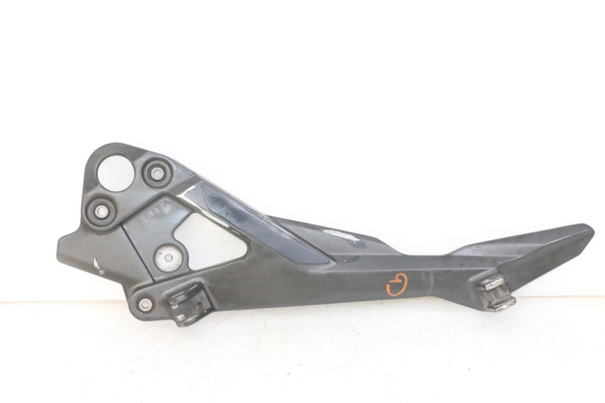 photo de FRONT LEFT FOOTREST MOUNT YAMAHA XJ6 ABS 600 (2008 - 2016)