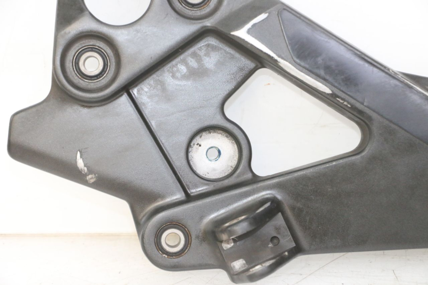 photo de FRONT LEFT FOOTREST MOUNT YAMAHA XJ6 ABS 600 (2008 - 2016)