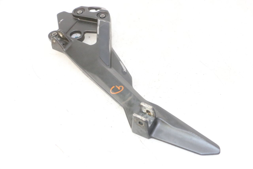 photo de FRONT LEFT FOOTREST MOUNT YAMAHA XJ6 ABS 600 (2008 - 2016)