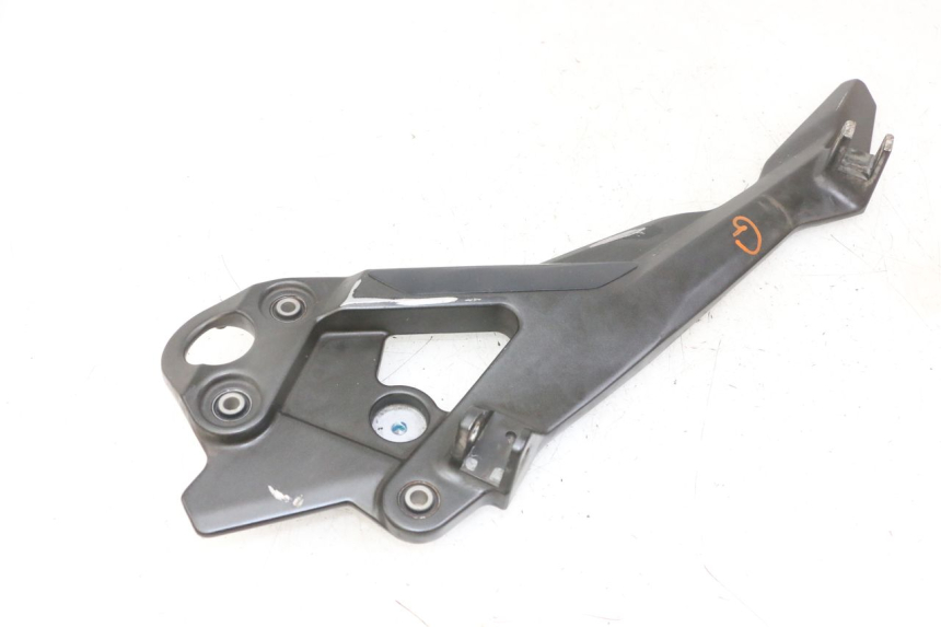 photo de FRONT LEFT FOOTREST MOUNT YAMAHA XJ6 ABS 600 (2008 - 2016)