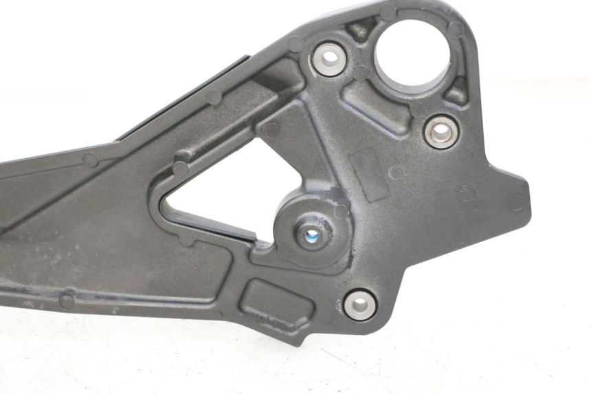 photo de FRONT LEFT FOOTREST MOUNT YAMAHA XJ6 ABS 600 (2008 - 2016)