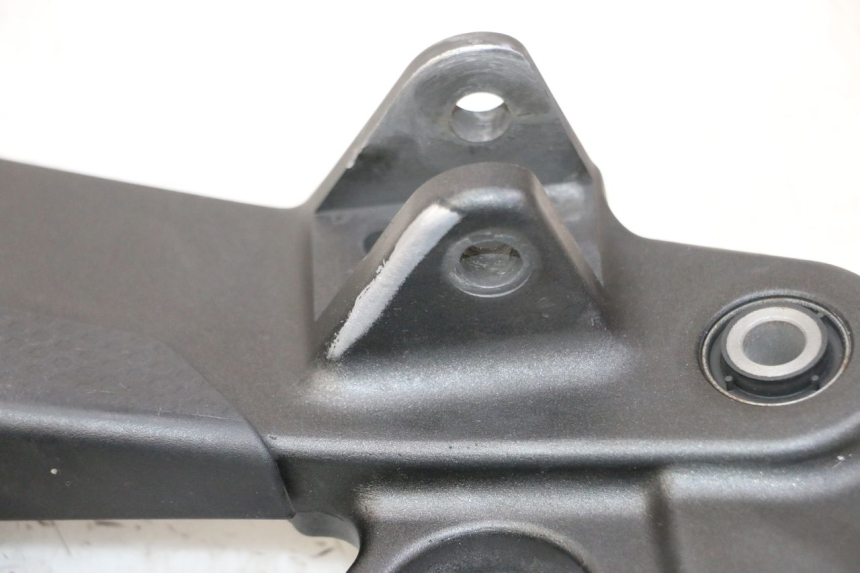 photo de FRONT LEFT FOOTREST MOUNT YAMAHA XJ6 ABS 600 (2008 - 2016)