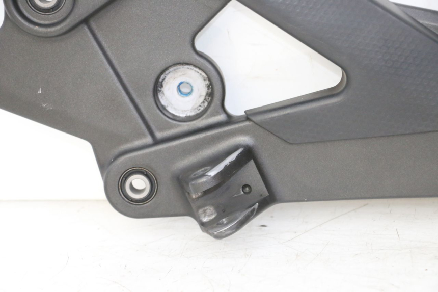 photo de FRONT LEFT FOOTREST MOUNT YAMAHA XJ6 ABS 600 (2008 - 2016)