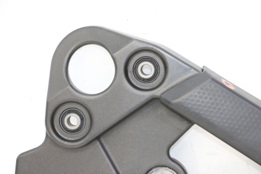 photo de FRONT LEFT FOOTREST MOUNT YAMAHA XJ6 ABS 600 (2008 - 2016)
