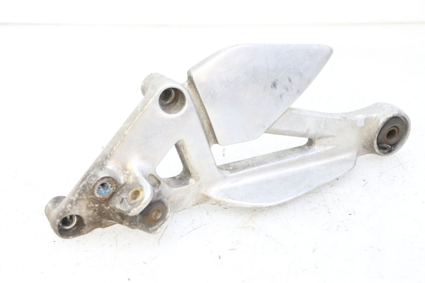 photo de FRONT LEFT FOOTREST MOUNT YAMAHA XJN DIVERSION 600 (2000 - 2003)