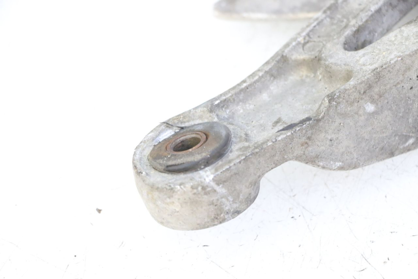 photo de FRONT LEFT FOOTREST MOUNT YAMAHA XJN DIVERSION 600 (2000 - 2003)