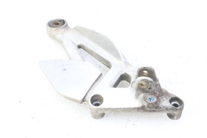 photo de FRONT LEFT FOOTREST MOUNT YAMAHA XJN DIVERSION 600 (2000 - 2003)