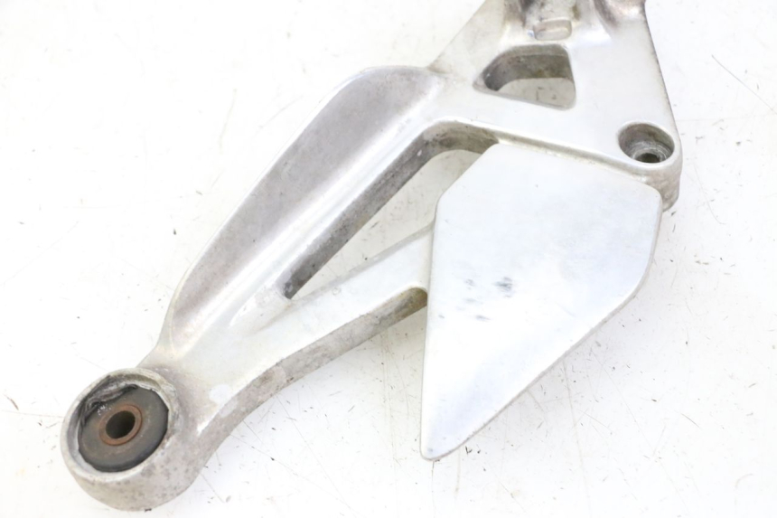 photo de FRONT LEFT FOOTREST MOUNT YAMAHA XJN DIVERSION 600 (2000 - 2003)