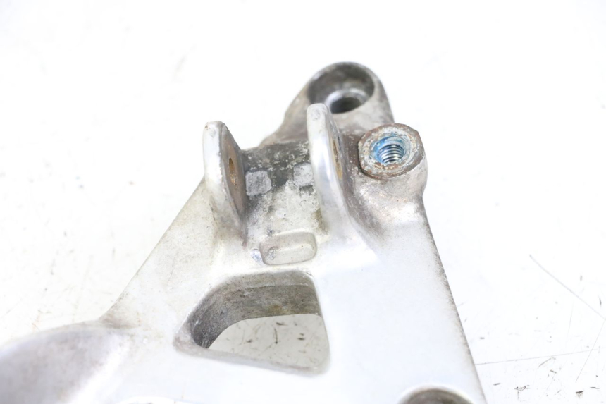 photo de FRONT LEFT FOOTREST MOUNT YAMAHA XJN DIVERSION 600 (2000 - 2003)