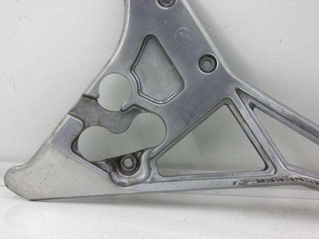 photo de FRONT LEFT FOOTREST MOUNT YAMAHA FJ 3CX 1200 (1986 - 1996)