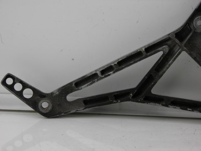 photo de FRONT LEFT FOOTREST MOUNT YAMAHA FJ 3CX 1200 (1986 - 1996)