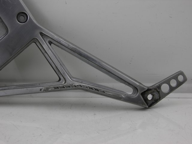 photo de FRONT LEFT FOOTREST MOUNT YAMAHA FJ 3CX 1200 (1986 - 1996)