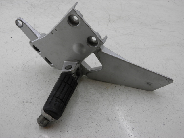 photo de FRONT LEFT FOOTREST MOUNT YAMAHA FJR 1300 (2004 - 2005)