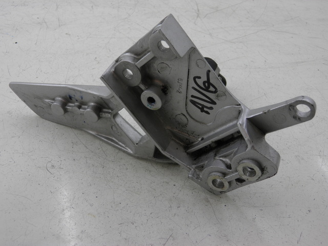 photo de FRONT LEFT FOOTREST MOUNT YAMAHA FJR 1300 (2004 - 2005)