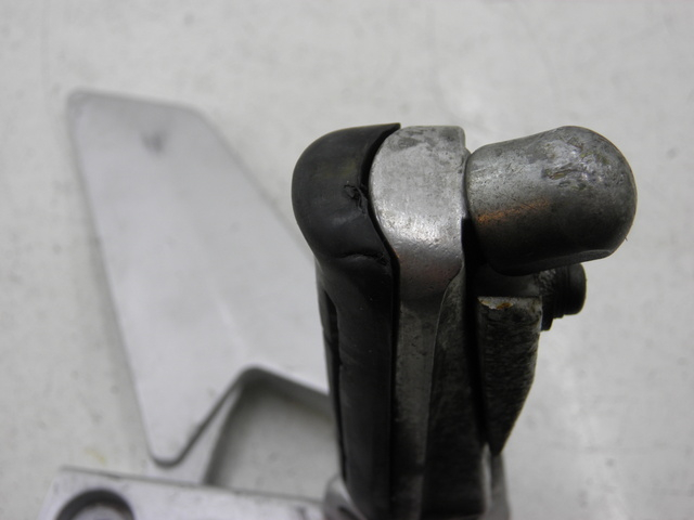 photo de FRONT LEFT FOOTREST MOUNT YAMAHA FJR 1300 (2004 - 2005)