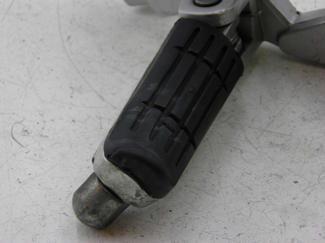 photo de FRONT LEFT FOOTREST MOUNT YAMAHA FJR 1300 (2004 - 2005)