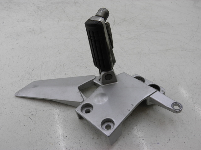 photo de FRONT LEFT FOOTREST MOUNT YAMAHA FJR 1300 (2004 - 2005)