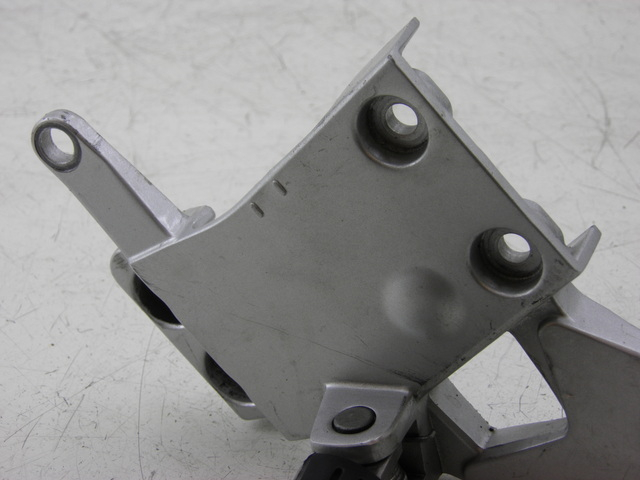 photo de FRONT LEFT FOOTREST MOUNT YAMAHA FJR 1300 (2004 - 2005)