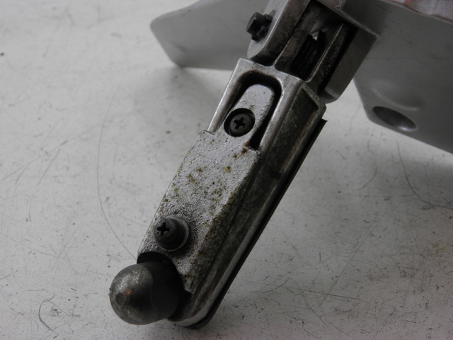 photo de FRONT LEFT FOOTREST MOUNT YAMAHA FJR 1300 (2004 - 2005)