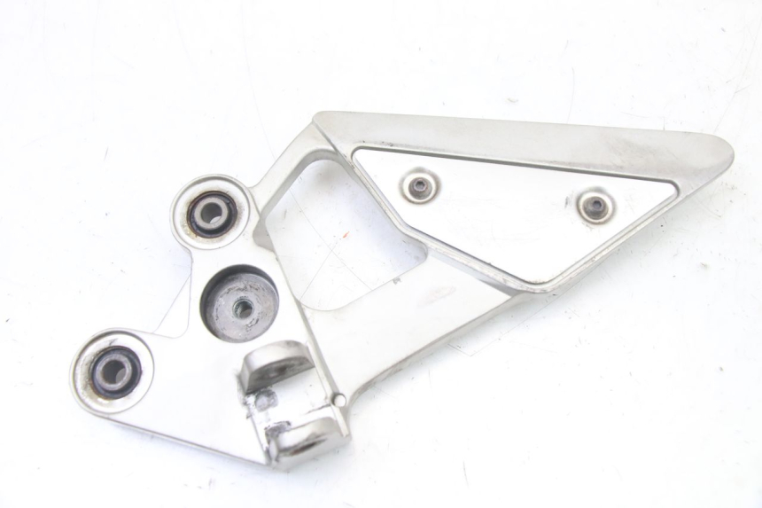 photo de FRONT LEFT FOOTREST MOUNT YAMAHA FZ6 FAZER S2 600 (2007 - 2011)