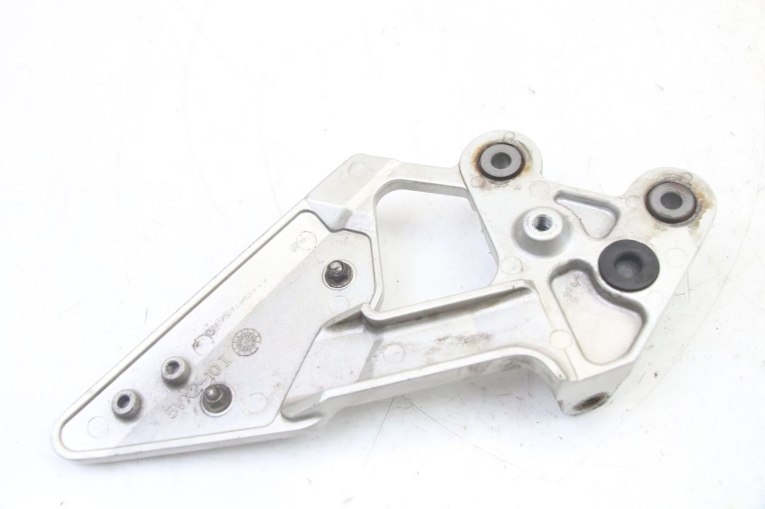 photo de FRONT LEFT FOOTREST MOUNT YAMAHA FZ6 FAZER S2 600 (2007 - 2011)