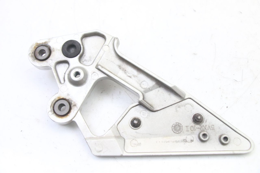 photo de FRONT LEFT FOOTREST MOUNT YAMAHA FZ6 FAZER S2 600 (2007 - 2011)