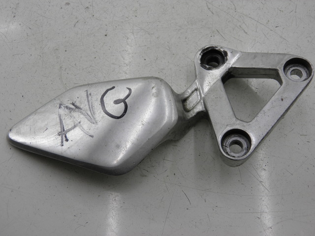 photo de LEFT FRONT FOOTREST BRACKET YAMAHA FZS FAZER 600 (1998 - 2001)