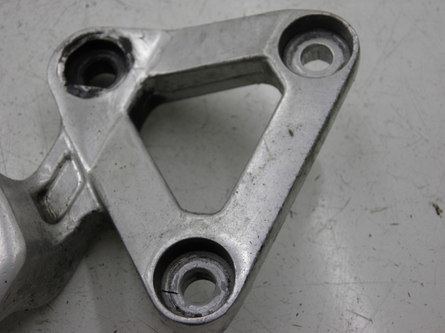 photo de LEFT FRONT FOOTREST BRACKET YAMAHA FZS FAZER 600 (1998 - 2001)