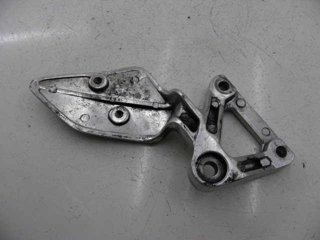 photo de LEFT FRONT FOOTREST BRACKET YAMAHA FZS FAZER 600 (1998 - 2001)