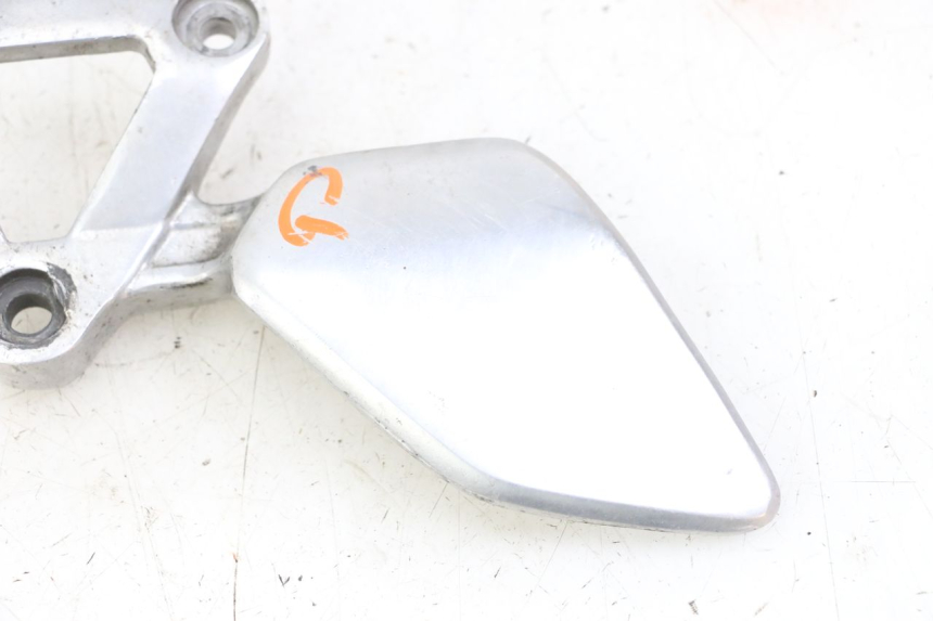photo de LEFT FRONT FOOTREST BRACKET YAMAHA FZS FAZER 600 (2001 - 2003)