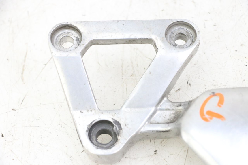 photo de LEFT FRONT FOOTREST BRACKET YAMAHA FZS FAZER 600 (2001 - 2003)